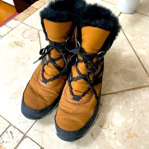 Sorel Size 9 Short Lace Up w Faux Fur.